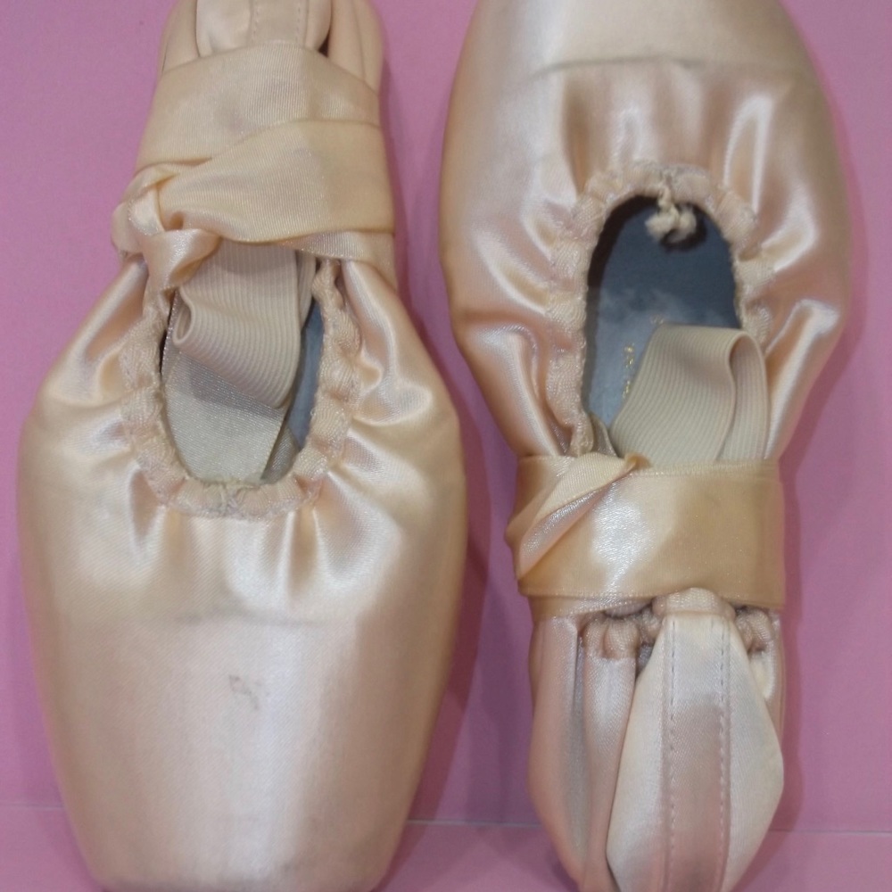 Capezio® Aria Ballet Pointe Shoes Sz 6 1/2 - Picture 2 of 8